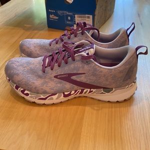 New with box revel 4 brooks